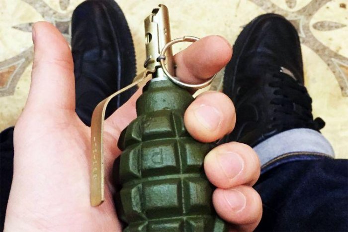 Ukraynada əlində qumbara olan şəxs polisi girov götürdü