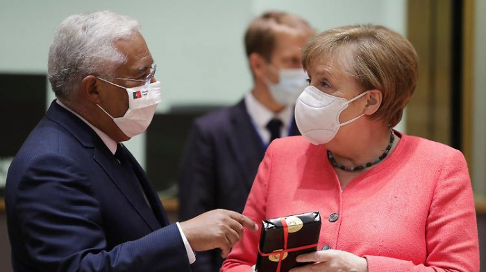   EU-Chefs beschenken Merkel zum Geburtstag  