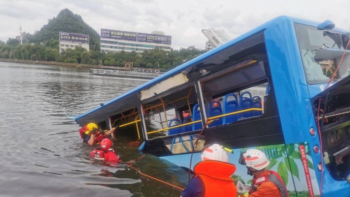 Chine: un bus plonge dans un lac, au moins 21 morts