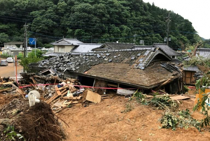 Japon: les recherches se poursuivent après des inondations meurtrières