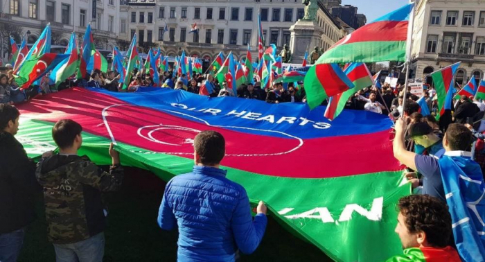   Vor der armenischen Botschaft in Berlin findet eine Kundgebung statt -   FOTO    