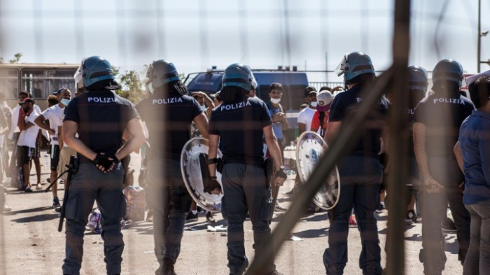 Migranten fliehen aus überfüllter Quarantäne-Einrichtung