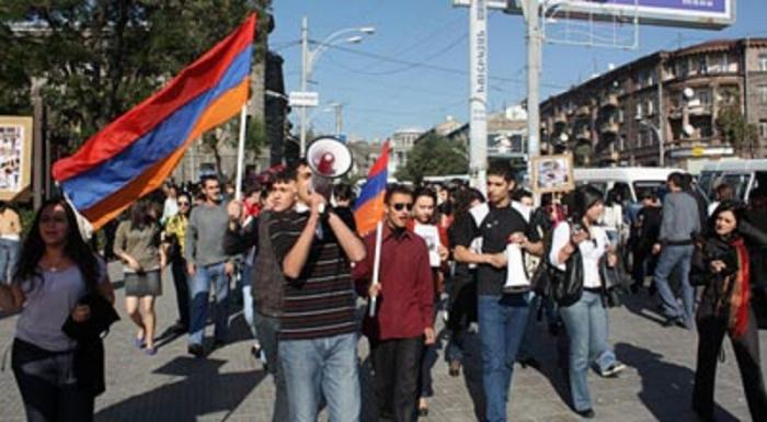 Ermənistanda abituriyentlər aksiya keçirir -  VİDEO  