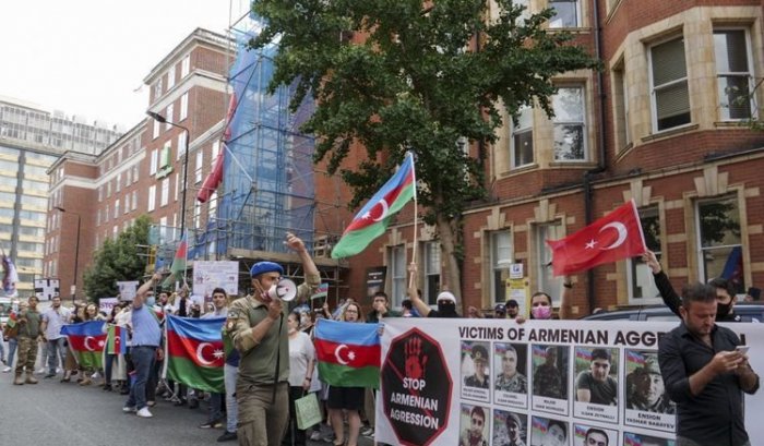  Armenians attack Azerbaijanis conducting peaceful rally in London - VIDEO