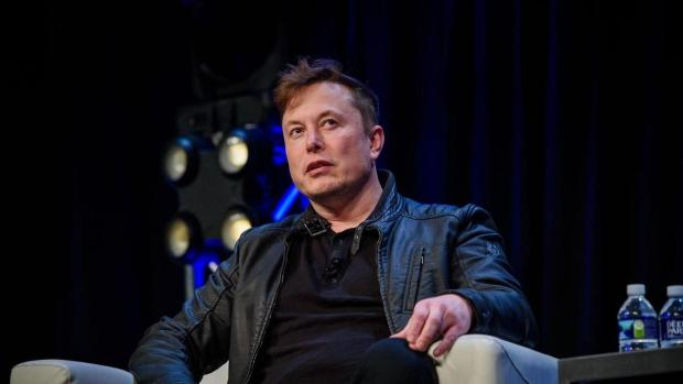 Elon Musk lanza por primera vez Neuralink, un chip para el cerebro que se conectará a un ordenador