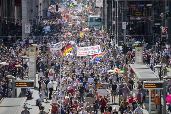 Coronavirus: Thousands of Germans protest against pandemic response
