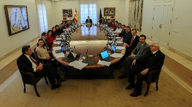 Por primera vez, Sánchez empieza a aplicar reducciones en su Gobierno para adaptarlo a la crisis