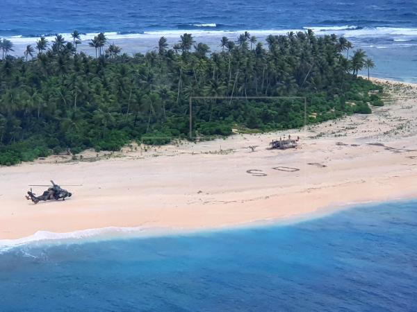 Salvan a 3 hombres perdidos en una isla desierta del Pacífico tras escribir SOS