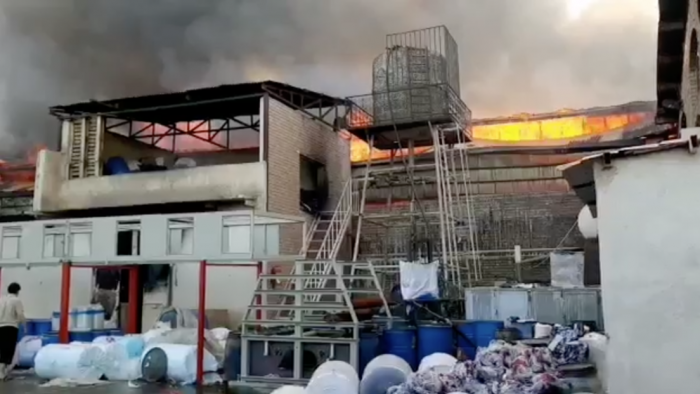   Arde un área industrial cerca de Teherán  