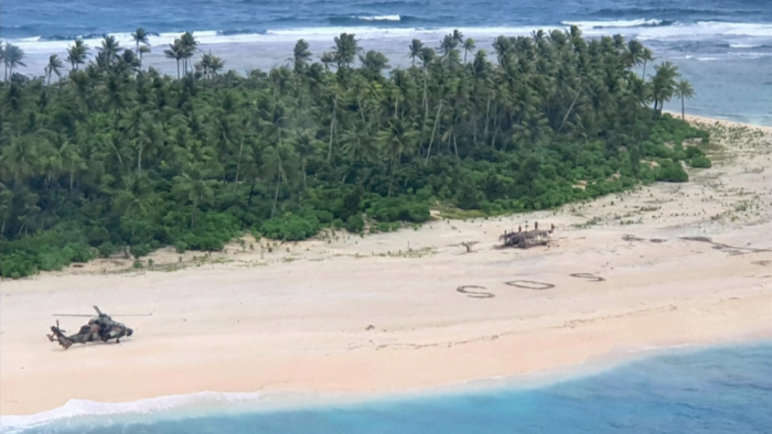 Una señal de SOS gigante escrita en la arena salva a tres hombres varados en una isla deshabitada
