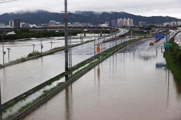 Las fuertes lluvias desencadena el caos circulatorio en Seúl