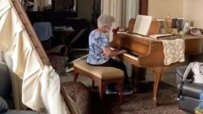   Woman plays Auld Lang Syne on piano amid debris from deadly Beirut blast -   NO COMMENT    