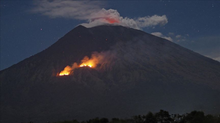 Sinabung entra en erupción en Indonesia