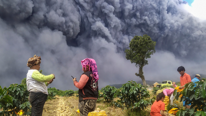   VIDEO  : El volcán Sinabung arroja una gigantesca columna de ceniza 