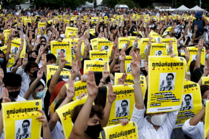 Thousands join Thai anti-government protesters, royalists hold rival rally