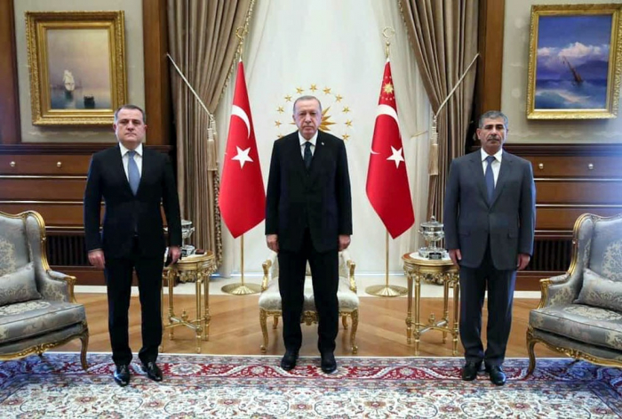   Ministro azerbaiyano de Defensa permanece en visita de trabajo a Turquía  