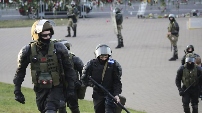   Polizei prügelt Demonstranten nieder  