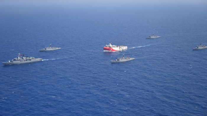 Francia "reforzará temporalmente" su presencia militar en el Mediterráneo