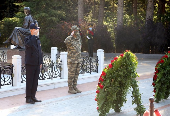  Azerbaijani, Turkish defense ministers visit Alley of Honor, Alley of Martyrs in Baku -  PHOTO  