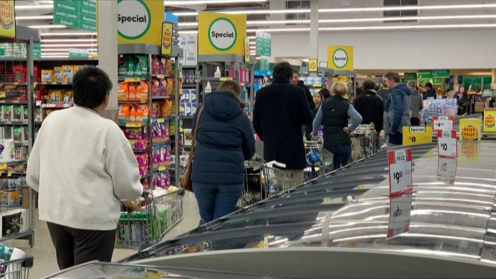  Worried shoppers rush to stores in New Zealand over new coronavirus cases -  NO COMMENT  