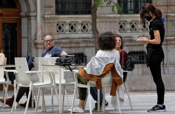 Piden aplicar la prohibición de fumar en la calle en toda España