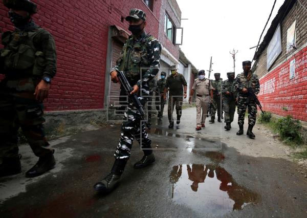   Matan 2 policías en Cachemira en la víspera del Día de la Independencia india  