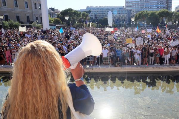 Unas 2.500 personas se concentran en Madrid contra el uso de mascarillas