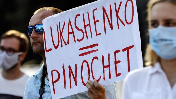 Lukashenko, solo y acorralado por las protestas, se queda en brazos de Putin