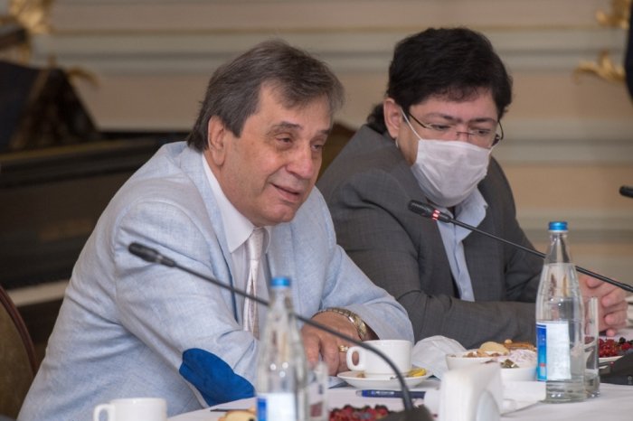 Prezidentin komekcisi medeniyyet ve incesenet xadimleri ile ...
