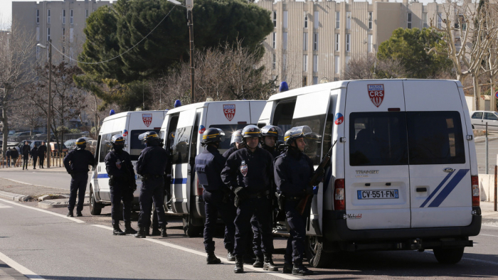 Francia ordenó el despliegue de 130 agentes antidisturbios en Marsella para asegurar el uso de mascarillas