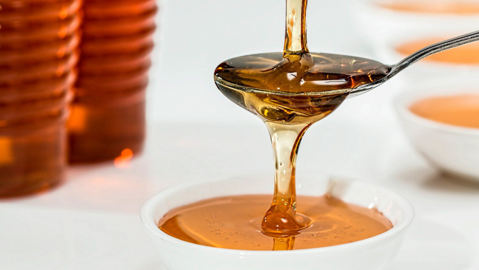La miel podría ser mejor que las medicinas de venta libre a la hora de curar tos y resfriados