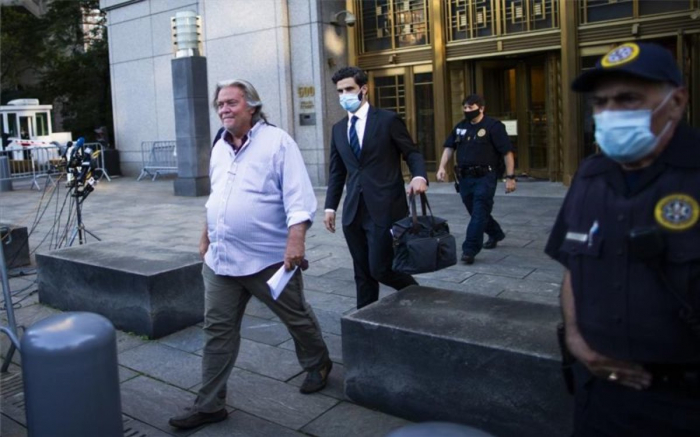 Steve Bannon se permanece en libertad tras el pago de una fianza millonaria