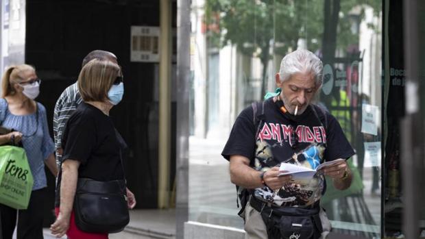 Un juez cancela la prohibición de fumar en la calle y el cierre del ocio nocturno de la Comunidad de Madrid