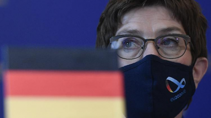 AKK denkt an Maskenpflicht am Arbeitsplatz