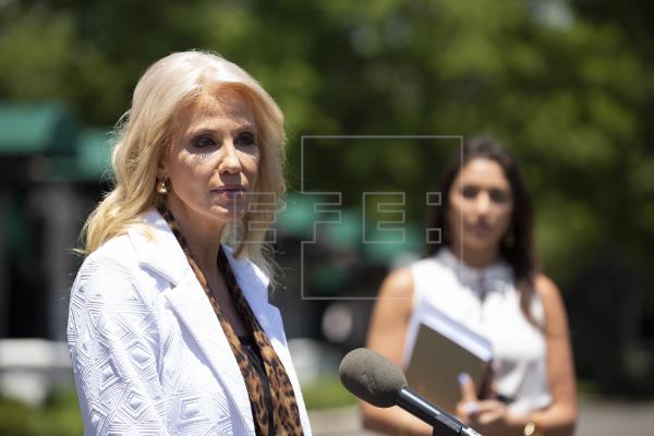 Conway, una de las figuras más mediáticas del gobierno Trump, deja su cargo