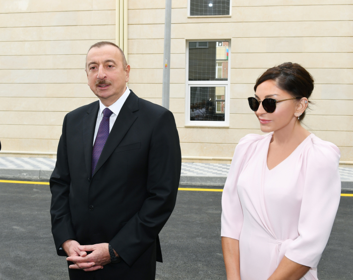   Präsident Ilham Aliyev und First Lady Mehriban Aliyeva eröffnen ein neues Schulgebäude in Baku  