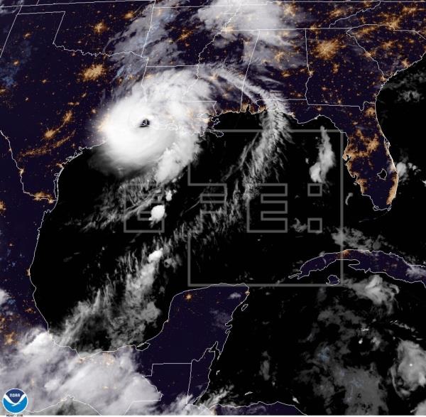 El huracán Laura toca tierra en Luisiana