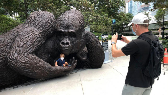 Gigantischer Gorilla demonstriert für den Artenschutz