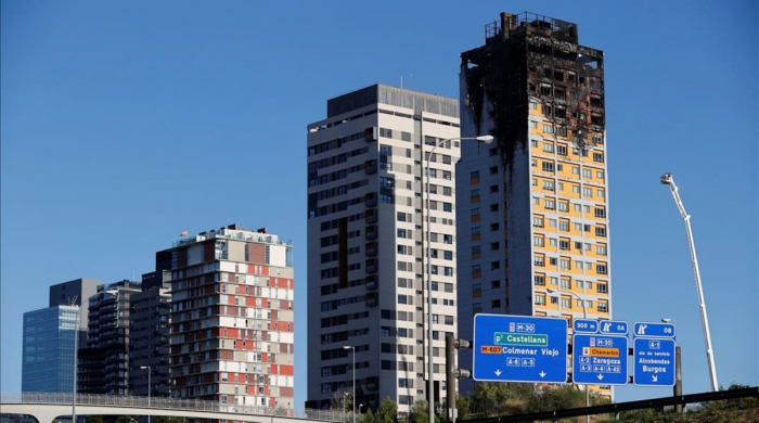 Un gran incendio destruye la parte superior de un edificio en Madrid