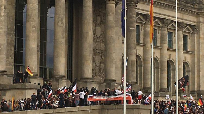 Polizei stoppt Demonstranten vor dem Reichstag