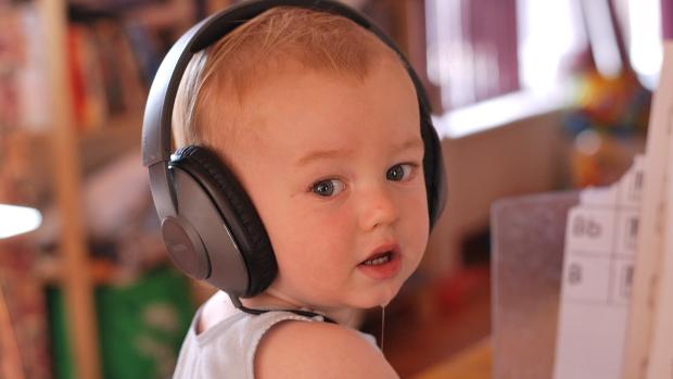 Un estudio revela que el sonido en 8D aumenta el impacto emocional en niños