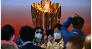 La llama olímpica se expone en un museo de Tokio