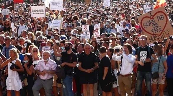 المئات يتظاهرون في مدريد الكمامة