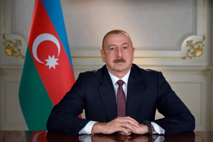  Ilham Aliyev firma la orden para conmemorar el centenario de Ahmadiyya Jabrayilov 