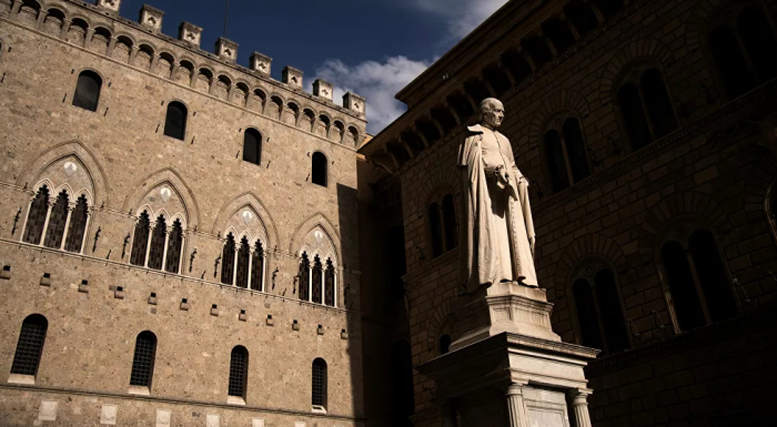 إيطاليا تبيع أقدم بنك في العالم