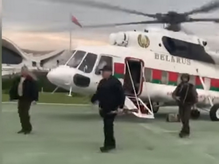 Lukaşenko helikopterdən əlində avtomatla düşdü -    VİDEO   