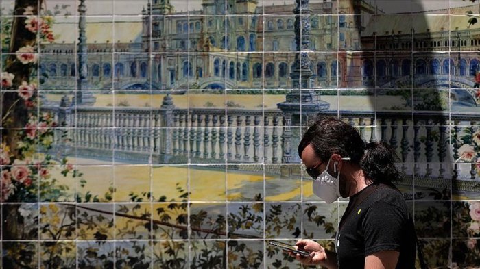 Spain to close nightclubs, limit public smoking