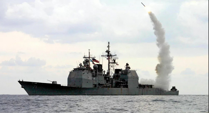 ثلاثة صواريخ تصيب سفينة تابعة للبحرية الأمريكية