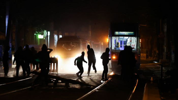 Vermummte Demonstranten greifen Polizisten in Leipzig an