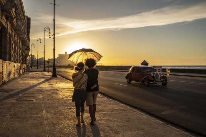 Cuba acepta primer vuelo pospandemia de turistas desde Canadá